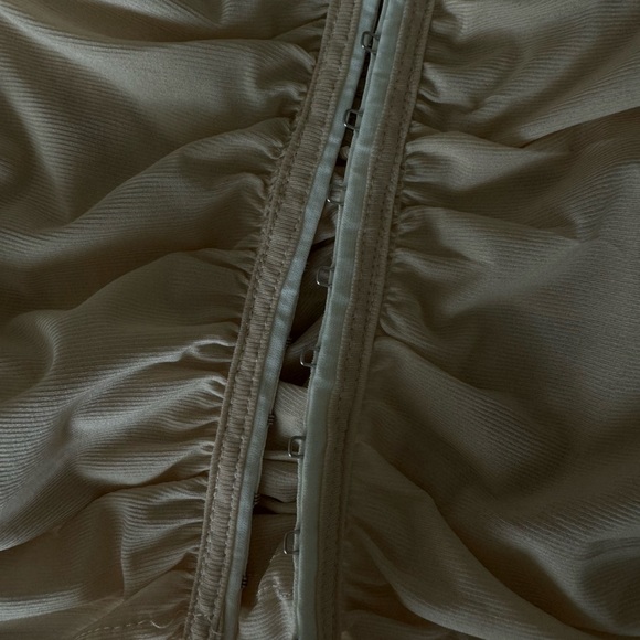 Ruched hook front top - Picture 8 of 9